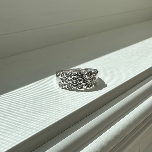 New 10KT White Gold Diamond Ring - Picture 4 of 9